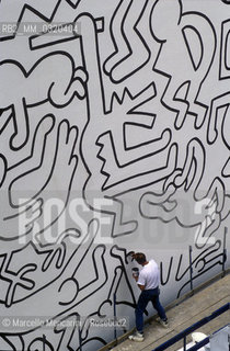 Artist Keith Haring working at the mural Tuttomondo on the rear wall of the Church of SantAntonio in Pisa, 1989 / Lartista Keith Haring mentre lavora al murale Tuttomondo sul muro posteriore della chiesa di SantAntonio abate a Pisa, 1989 - ©Marcello Mencarini/Rosebud2