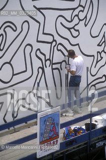 Artist Keith Haring working at the mural Tuttomondo on the rear wall of the Church of SantAntonio in Pisa, 1989 / Lartista Keith Haring mentre lavora al murale Tuttomondo sul muro posteriore della chiesa di SantAntonio abate a Pisa, 1989 - ©Marcello Mencarini/Rosebud2