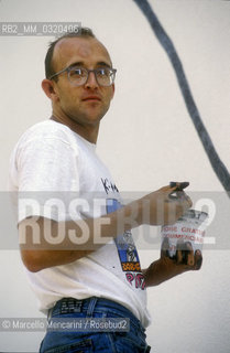 Artist Keith Haring working at the mural Tuttomondo on the rear wall of the Church of SantAntonio in Pisa, 1989 / Lartista Keith Haring mentre lavora al murale Tuttomondo sul muro posteriore della chiesa di SantAntonio abate a Pisa, 1989 - ©Marcello Mencarini/Rosebud2