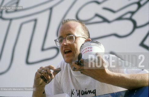 Artist Keith Haring working at the mural Tuttomondo on the rear wall of the Church of SantAntonio in Pisa, 1989 / Lartista Keith Haring mentre lavora al murale Tuttomondo sul muro posteriore della chiesa di SantAntonio abate a Pisa, 1989 - ©Marcello Mencarini/Rosebud2