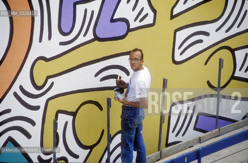 Artist Keith Haring working at the mural Tuttomondo on the rear wall of the Church of SantAntonio in Pisa, 1989 / Lartista Keith Haring mentre lavora al murale Tuttomondo sul muro posteriore della chiesa di SantAntonio abate a Pisa, 1989 - ©Marcello Mencarini/Rosebud2