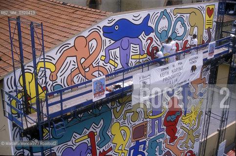 Artist Keith Haring working at the mural Tuttomondo on the rear wall of the Church of SantAntonio in Pisa, 1989 / Lartista Keith Haring mentre lavora al murale Tuttomondo sul muro posteriore della chiesa di SantAntonio abate a Pisa, 1989 - ©Marcello Mencarini/Rosebud2