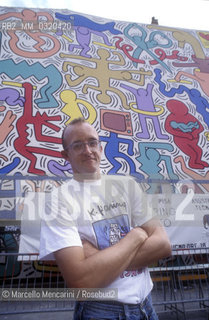 Artist Keith Haring poses during a break of his mural Tuttomondo on the rear wall of the Church of SantAntonio in Pisa, 1989 / Lartista Keith Haring posa in una pausa del suo lavoro al murale Tuttomondo realizzato sul muro posteriore della chiesa di SantAntonio abate a Pisa, 1989 - ©Marcello Mencarini/Rosebud2