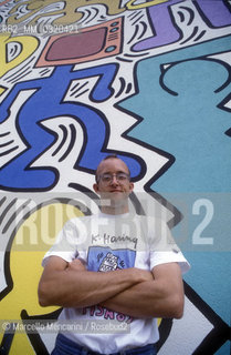 Artist Keith Haring poses during a break of his mural Tuttomondo on the rear wall of the Church of SantAntonio in Pisa, 1989 / Lartista Keith Haring posa in una pausa del suo lavoro al murale Tuttomondo realizzato sul muro posteriore della chiesa di SantAntonio abate a Pisa, 1989 - ©Marcello Mencarini/Rosebud2