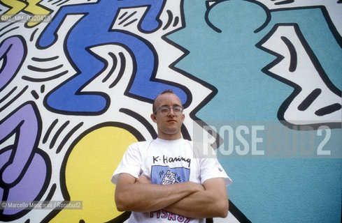 Artist Keith Haring poses during a break of his mural Tuttomondo on the rear wall of the Church of SantAntonio in Pisa, 1989 / Lartista Keith Haring posa in una pausa del suo lavoro al murale Tuttomondo realizzato sul muro posteriore della chiesa di SantAntonio abate a Pisa, 1989 - ©Marcello Mencarini/Rosebud2