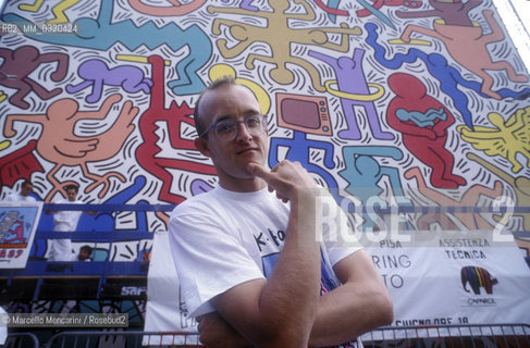 Artist Keith Haring poses during a break of his mural Tuttomondo on the rear wall of the Church of SantAntonio in Pisa, 1989 / Lartista Keith Haring posa in una pausa del suo lavoro al murale Tuttomondo realizzato sul muro posteriore della chiesa di SantAntonio abate a Pisa, 1989 - ©Marcello Mencarini/Rosebud2