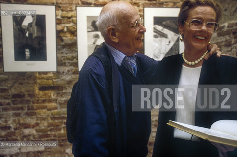 Venice, 1999. French photographer Henri Cartier Bresson and his wife, photographer Martine Franck in Venice for her exhibition Dun Jour à lautre at Magazzini del Sale / Venezia, 1999. Il fotografo Henri Cartier Bresson con sua moglie, la fotografa Martine Franck a Venezia per la sua mostra Dun jour à lautre ai Magazzini del sale - ©Marcello Mencarini/Rosebud2