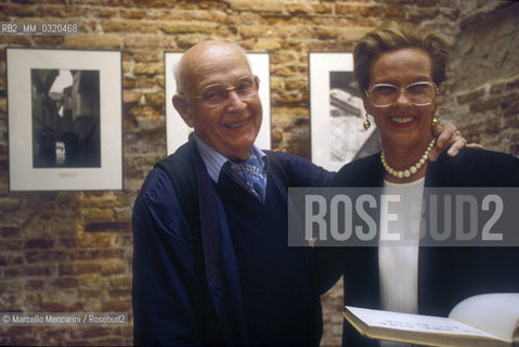 Venice, 1999. French photographer Henri Cartier Bresson and his wife, photographer Martine Franck in Venice for her exhibition Dun Jour à lautre at Magazzini del Sale / Venezia, 1999. Il fotografo Henri Cartier Bresson con sua moglie, la fotografa Martine Franck a Venezia per la sua mostra Dun jour à lautre ai Magazzini del sale - ©Marcello Mencarini/Rosebud2