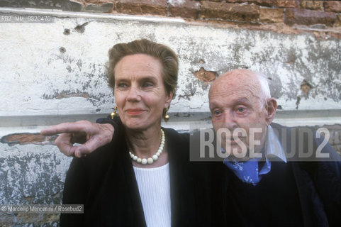 Venice, 1999. French photographer Henri Cartier Bresson and his wife, photographer Martine Franck in Venice for her exhibition Dun Jour à lautre at Magazzini del Sale / Venezia, 1999. Il fotografo Henri Cartier Bresson con sua moglie, la fotografa Martine Franck a Venezia per la sua mostra Dun jour à lautre ai Magazzini del sale - ©Marcello Mencarini/Rosebud2