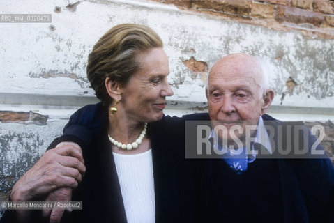 Venice, 1999. French photographer Henri Cartier Bresson and his wife, photographer Martine Franck in Venice for her exhibition Dun Jour à lautre at Magazzini del Sale / Venezia, 1999. Il fotografo Henri Cartier Bresson con sua moglie, la fotografa Martine Franck a Venezia per la sua mostra Dun jour à lautre ai Magazzini del sale - ©Marcello Mencarini/Rosebud2