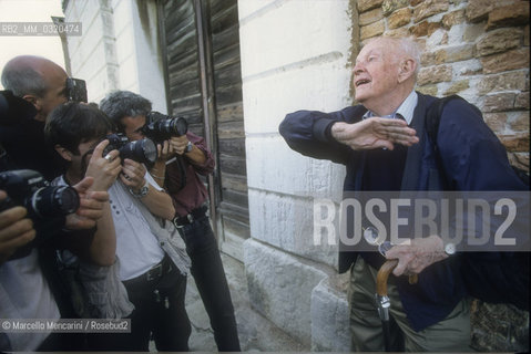 Venice, 1999. French photographer Henri Cartier Bresson - in Venice at Magazzini del Sale for the exhibition Dun Jour à lautre by her wife, photographer Martine Franck - bothered by some photographers who want to take pictures of him / Venezia, 1999. Il fotografo Henri Cartier Bresson - a Venezia ai Magazzini del Sale per la mostra Dun jour à lautre di sua moglie, la fotografa Martine Franck - infastidito da alcuni fotografi che vogliono scattargli delle foto - ©Marcello Mencarini/Rosebud2