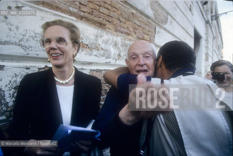 Venice, 1999. Photographer Martine Franck -  in Venice at Magazzini del Sale for her exhibition Dun Jour à lautre - and his husband, photographer Henri Cartier Bresson, making peace with the photographers who have just taken pictures of him against his will / Venezia, 1999. La fotografa Martine Franck - a Venezia ai Magazzini del Sale per la sua mostra Dun jour à lautre - e suo marito, il fotografo Henri Cartier Bresson, mentre fa pace con i fotografi che lhanno ripreso poco prima contro la sua volontà - ©Marcello Mencarini/Rosebud2