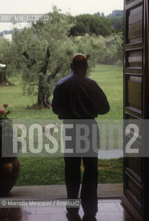 Marino (Rome), 1991. German composer Hans Werner Henze standing at the door of his house / Marino (Roma), 1991. Il compositore Hans Werner Henze sulla porta di casa - ©Marcello Mencarini/Rosebud2