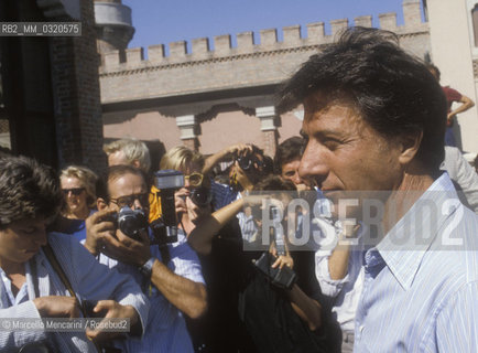 Venice film Festival 1986. American actor Dustin Hoffman surrounded by the photographers / Mostra del Cinema di Venezia 1986. Lattore Dustin Hoffman circondato dai fotografi - ©Marcello Mencarini/Rosebud2