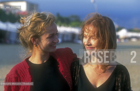 Venice Lido, Venice Film Festival 1995. French actresses Sandrine Bonnaire and Isabelle Huppert, winners of Coppa Volpi for best actress for their roles in the movie La Cérémonie directed by Claude Chabrol / Lido di Venezia, Mostra del Cinema di Venezia 1995. Le attrici Sandrine Bonnaire e Isabelle Huppert, vincitrici della Coppa Volpi per la migliore attrice per la loro interpretazione nel film La Cérémonie (Il buio nella mente) diretto da Claude Chabrol - ©Marcello Mencarini/Rosebud2