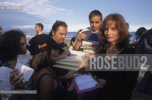 Venice Lido, Venice Film Festival 1995. French actress Isabelle Huppert, winner of Coppa Volpi for best actress for her roles in the movie La Cérémonie directed by Claude Chabrol / Lido di Venezia, Mostra del Cinema di Venezia 1995. Lattrice Isabelle Huppert, vincitrice della Coppa Volpi per la migliore attrice per la sua interpretazione nel film La Cérémonie (Il buio nella mente) diretto da Claude Chabrol - ©Marcello Mencarini/Rosebud2