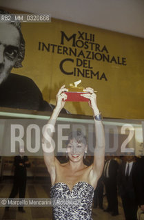 Venice Lido, Venice Film Festival 1985. American actress Anjelica Huston holding the Golden Lion Award for best film (The Prizzis Honor directed by her father John Huston) / Lido di Venezia, Mostra del Cinema di Venezia 1985. Lattrice Anjelica Huston con il Leone doro per il miglior film (Lonore dei Prizzi diretto da suo padre John Huston) - ©Marcello Mencarini/Rosebud2