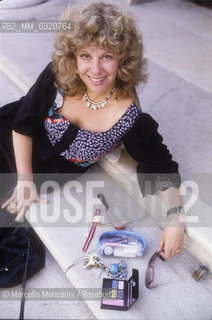 Venice, 1984. American writer Erica Jong, member of Venice Film Festival jury, shows the contents of her bag  / Venezia, 1984. La scrittrice Erica Jong, membro della giuria della Mostra del Cinema mostra il contenuto della sua borsa - ©Marcello Mencarini/Rosebud2