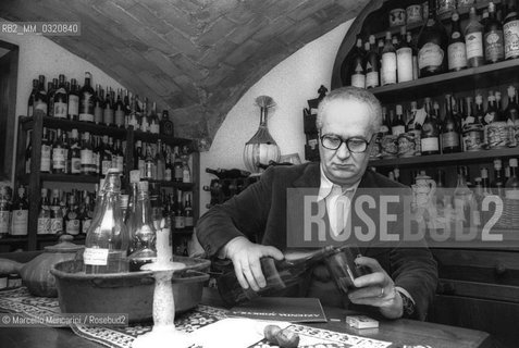 Italian TV journalist Jader Jacobelli in his house / Roma, 1980 circa. Il giornalista Jader Jacobelli nella sua casa - ©Marcello Mencarini/Rosebud2