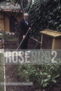 Italian TV journalist Jader Jacobelli in the garden of his house / Roma, 1980 circa. Il giornalista Jader Jacobelli nel giardino della sua casa - ©Marcello Mencarini/Rosebud2