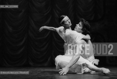 Ballet dancers Carla Fracci and Gheorghe Iancu performing (1983) / i ballerini Carla Fracci e Gheorghe Iancu durante uno spettacolo (1983) - ©Marcello Mencarini/Rosebud2