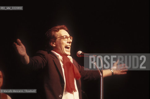 Italian singer and songwriter Enzo Jannacci performing (about 1985) / Il cantautore Enzo Jannacci in concerto (1985 circa) - ©Marcello Mencarini/Rosebud2