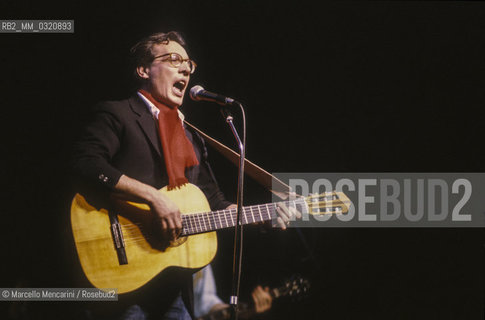 Italian singer and songwriter Enzo Jannacci performing (about 1985) / Il cantautore Enzo Jannacci in concerto (1985 circa) - ©Marcello Mencarini/Rosebud2