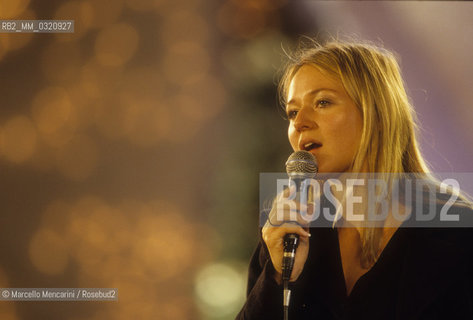 Vatican City, December 1998. American singer-songwriter Jewel Kilcher during the rehearsal of the Vaticans Christmas Concert 1998/ Città del Vaticano, dicembre 1998. La cantautrice americana Jewel Kilcher durante le prove del Concerto di Natale in Vaticano 1998 - ©Marcello Mencarini/Rosebud2