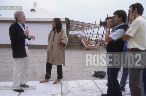 Venice Lido, Venice Film Festival 1984. Swedish actor Erland Josephson, member of Festival jury, interviewed by Italian journalist and movie critic Irene Bignardi / Lido di Venezia, Mostra del Cinema di Venezia 1984. Lattore Erland Josephson, membro della giuria della Mostra, intervistato dalla giornalista e critica cinematografica Irene Bignardi - ©Marcello Mencarini/Rosebud2