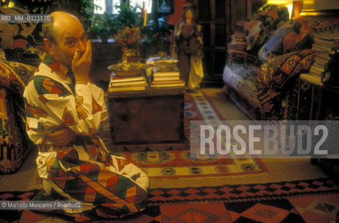 Rome, 1993. British choreographer and dancer Lindsay Kemp in his house / Roma, 1993. Il coreografo e ballerino Lindsay Kemp nella sua casa - ©Marcello Mencarini/Rosebud2