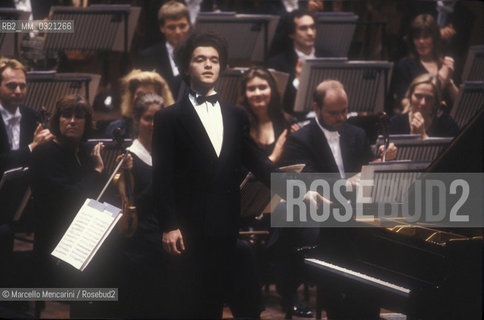 Russian classical pianist Evgeny Kissin greets the audience after performing (1991) / Il pianista Evgenij Kissin saluta il pubblico dopo un concerto (1991) - ©Marcello Mencarini/Rosebud2