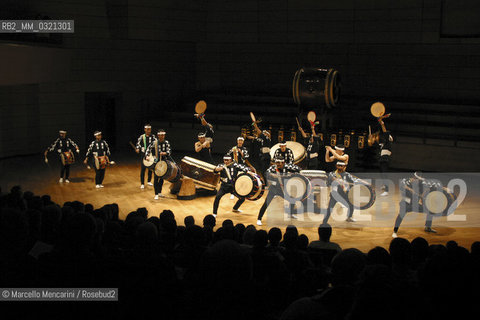 Milan, 2004. Kodo, Japanese Taiko Performing Arts Ensemble (Taiko is a japanese drum) / Milano, 2004. I Kodo, gruppo giapponese di percussionisti di taiko (tamburo giapponese) - ©Marcello Mencarini/Rosebud2