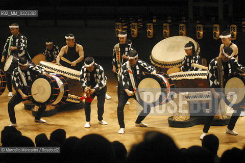 Milan, 2004. Kodo, Japanese Taiko Performing Arts Ensemble (Taiko is a japanese drum) / Milano, 2004. I Kodo, gruppo giapponese di percussionisti di taiko (tamburo giapponese) - ©Marcello Mencarini/Rosebud2