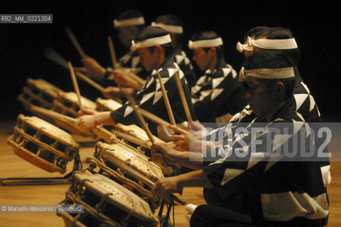 Milan, 2004. Kodo, Japanese Taiko Performing Arts Ensemble (Taiko is a japanese drum) / Milano, 2004. I Kodo, gruppo giapponese di percussionisti di taiko (tamburo giapponese) - ©Marcello Mencarini/Rosebud2