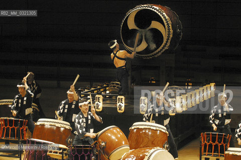 Milan, 2004. Kodo, Japanese Taiko Performing Arts Ensemble (Taiko is a japanese drum) / Milano, 2004. I Kodo, gruppo giapponese di percussionisti di taiko (tamburo giapponese) - ©Marcello Mencarini/Rosebud2