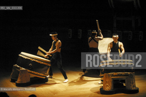 Milan, 2004. Kodo, Japanese Taiko Performing Arts Ensemble (Taiko is a japanese drum) / Milano, 2004. I Kodo, gruppo giapponese di percussionisti di taiko (tamburo giapponese) - ©Marcello Mencarini/Rosebud2