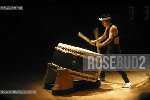 Milan, 2004. Kodo, Japanese Taiko Performing Arts Ensemble (Taiko is a japanese drum) / Milano, 2004. I Kodo, gruppo giapponese di percussionisti di taiko (tamburo giapponese) - ©Marcello Mencarini/Rosebud2