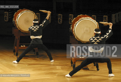 Milan, 2004. Kodo, Japanese Taiko Performing Arts Ensemble (Taiko is a japanese drum) / Milano, 2004. I Kodo, gruppo giapponese di percussionisti di taiko (tamburo giapponese) - ©Marcello Mencarini/Rosebud2