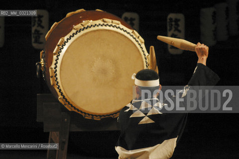 Milan, 2004. Kodo, Japanese Taiko Performing Arts Ensemble (Taiko is a japanese drum) / Milano, 2004. I Kodo, gruppo giapponese di percussionisti di taiko (tamburo giapponese) - ©Marcello Mencarini/Rosebud2