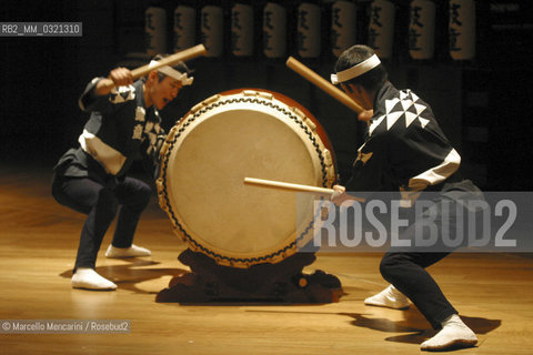 Milan, 2004. Kodo, Japanese Taiko Performing Arts Ensemble (Taiko is a japanese drum) / Milano, 2004. I Kodo, gruppo giapponese di percussionisti di taiko (tamburo giapponese) - ©Marcello Mencarini/Rosebud2