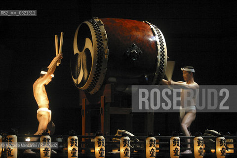 Milan, 2004. Kodo, Japanese Taiko Performing Arts Ensemble (Taiko is a japanese drum) / Milano, 2004. I Kodo, gruppo giapponese di percussionisti di taiko (tamburo giapponese) - ©Marcello Mencarini/Rosebud2