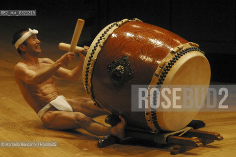 Milan, 2004. Kodo, Japanese Taiko Performing Arts Ensemble (Taiko is a japanese drum) / Milano, 2004. I Kodo, gruppo giapponese di percussionisti di taiko (tamburo giapponese) - ©Marcello Mencarini/Rosebud2