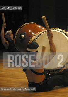 Milan, 2004. Kodo, Japanese Taiko Performing Arts Ensemble (Taiko is a japanese drum) / Milano, 2004. I Kodo, gruppo giapponese di percussionisti di taiko (tamburo giapponese) - ©Marcello Mencarini/Rosebud2