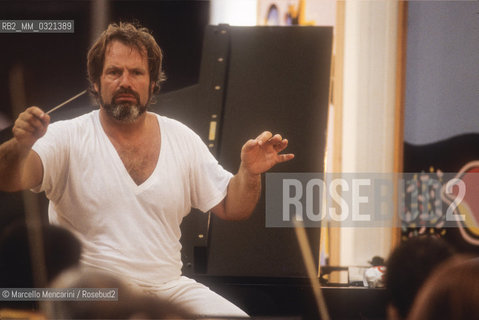 Sferisterio in Macerata, 1992, Austrian director Gustav Kuhn performing a rehearsal / Sferisterio di Macerata, 1992. Il direttore dorchestra Gustav Kuhn dirige una prova - ©Marcello Mencarini/Rosebud2