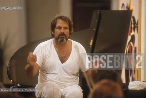 Sferisterio in Macerata, 1992, Austrian director Gustav Kuhn performing a rehearsal / Sferisterio di Macerata, 1992. Il direttore dorchestra Gustav Kuhn dirige una prova - ©Marcello Mencarini/Rosebud2