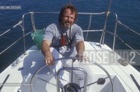 Austrian director Gustav Kuhn on boat (1992) / Macerata, 1992. Il direttore dorchestra Gustav Kuhn in barca (1992) - ©Marcello Mencarini/Rosebud2