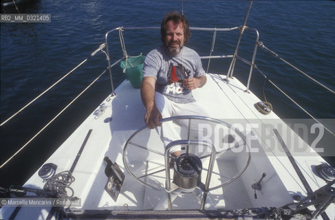 Austrian director Gustav Kuhn on boat (1992) / Macerata, 1992. Il direttore dorchestra Gustav Kuhn in barca (1992) - ©Marcello Mencarini/Rosebud2