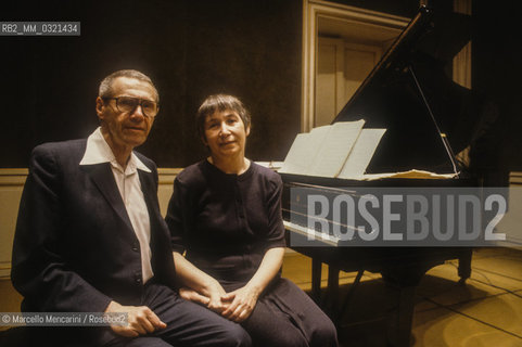 Music composer György Kurtág and his wife Marta playing piano during a rehearsal (1991) / Il compositore György Kurtág con la moglie Marta al pianoforte durante una prova (1991) - ©Marcello Mencarini/Rosebud2