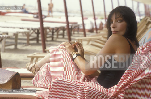 Venice Lido, Hotel Excelsior beach, Venice Film Festival 1985. French singer-actress Marie Laforêt, starring in the movie Tangos, the Exile of Gardel directed by Fernando Solanas / Lido di Venezia, spiaggia dellHotel Excelsior, Mostra del Cinema di Venezia 1985. Lattrice-cantante francese Marie Laforêt, interprete del film in concorso Tangos, lexil de Gardel diretto da Fernando Solanas - ©Marcello Mencarini/Rosebud2