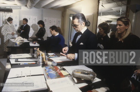 Rome, 1986. Karl Lagerfeld at work in the Fendi Atelier to design the new collection of Fendi furs / Roma, 1986. Lo stilista Karl Lagerfeld al lavoro nellAtelier Fendi per realizzare la nuova collezione di pellicce Fendi - ©Marcello Mencarini/Rosebud2